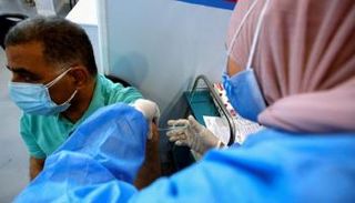 مواطن مصري يتلقى لقاحا مضادا لفيروس كورونا (أرشيفية)