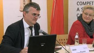 فولفجانج بوسزتاي في مؤتمر سابق