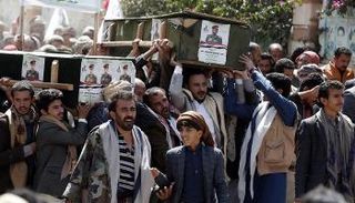 حوثيون يحملون نعش أحد قادتهم الميدانيين قتل خلال المعارك