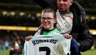 طفلة أيرلندا مع قميص كريستيانو رونالدو