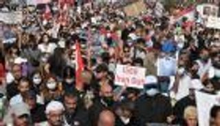 أزمة قرداحي.. لا بوادر للحل و"حزب الله" يتشدد ويخنق اللبنانيين