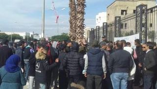 جانب من وقفة احتجاجية تطالب بإقالة مسؤول إخواني