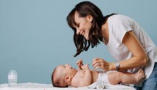 البراز الصلب من علامات الإمساك لدى الرضع