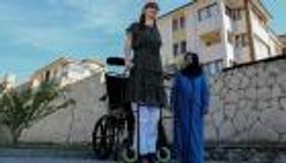 خطة "أطول امرأة بالعالم" في الحياة.. السفر للتعرف على ثقافات أخرى