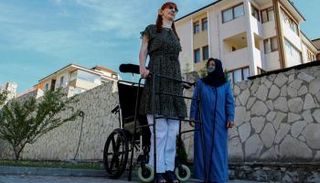 رميساء غَلْغِي أطول امرأة بالعالم