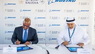 الخطوط السعودية توقع صفقة مع بوينج لتعزيز أسطولها بحزمة من الخدمات
