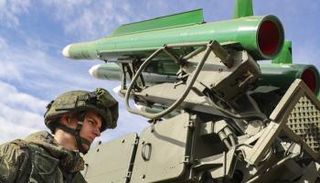 جندي روسي يجتاز النظام الصاروخي للدفاع الجوي الروسي متوسط المدى