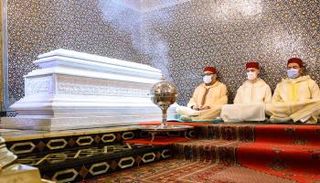 العاهل المغربي الملك محمد السادس رفقة ولي العهد وشقيقه