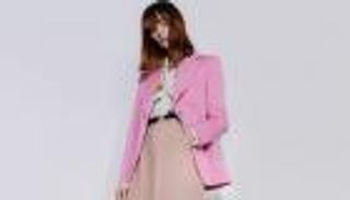 موضة معطف شتاء 2022 تتألق باللون الوردي