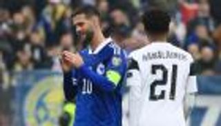 صور.. "الشيشة" تطرد لاعب برشلونة السابق من معسكر منتخب بلاده