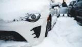 الطريقة الصحيحة لفتح باب سيارة متجمد.. مشكلات شتوية