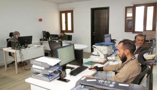 موظفون بمفوضية الانتخابات يتفحصون أوراق المرشحين. (المفوضية)