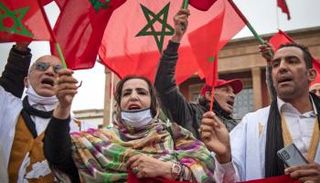 مغاربة يرفعون العلم الوطني أمام البرلمان - أرشيفية