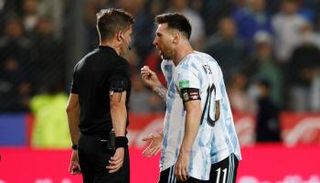 ليونيل ميسي خلال مباراة الأرجنتين والبرازيل