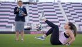 فيديو.. لاعبة تدخل موسوعة جينيس باستعراضات كروية