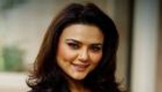 الممثلة الهندية بريتي زينتا تستقبل طفليها التوأم من أم بديلة