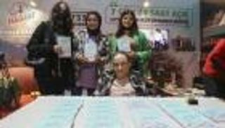 لتروي مأساتها.. شابة تركية تهزم إعاقتها وتكتب قصة حياتها بـ"أنفها"