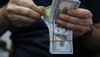 البنك قرر تبديل النقود المحترقة وإعادة نقود سليمة إلى المرأة