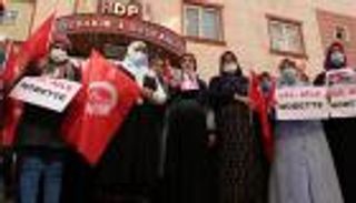 تركيات يعتصمن أمام مقر حزب كردي للمطالبة بعودة أبنائهن