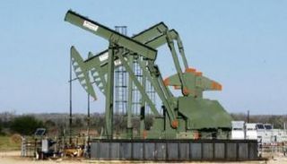 مضخة نفط خام من بئر في جنوب تكساس – رويترز