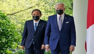الرئيس الأمريكي جو بايدن ورئيس الحكومة اليابانية يوشيهيدي سوغا