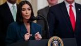 كيم كارداشيان تمرر الحلم لـ"130 لاعبة أفغانية" أمام مرمى بريطانيا