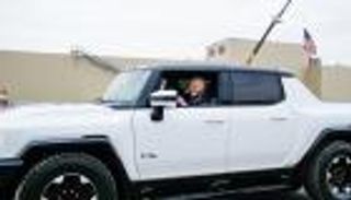 بايدن أول من يجرب "هامر".. شاحنة "جنرال موتورز" الكهربائية المنتظرة