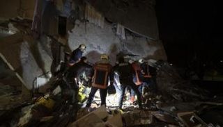 جانب من آثار الانفجار الذي وقع في مبنى بالعاصمة التركية