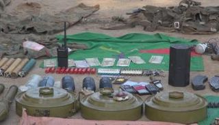 بعض الأجهزة والأسلحة التي ضبطت بحوزة الموقوفين 