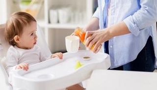 ينصح الأطباء بالتدرج في إطعام الرضيع