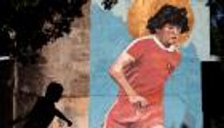 قبل 20 عاما.. قضية اغتصاب تلاحق مارادونا رغم وفاته