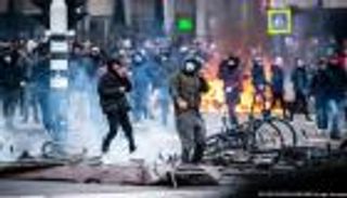 اعتقال العشرات في احتجاجات مرتبطة بكورونا في هولندا