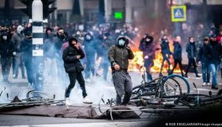 جانب من أعمال الشغب في المدينة الهولندية