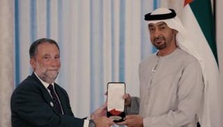 جانب من تسلم الشيخ محمد بن زايد آل نهيان للجائزة