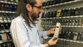 تركي يحول منزله لمتحف هواتف.. ويسعى لدخول "جينيس" (صور)