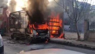 النيران تشتعل بإحدى الشاحنات