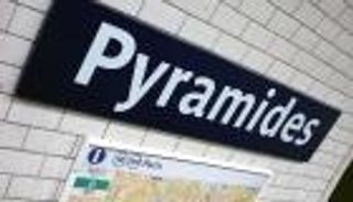 الإجابة عند نابليون.. لماذا تحمل محطة مترو بباريس اسم "الأهرامات"؟