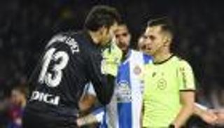 "التاريخ يعيد نفسه".. قائد إسبانيول يفتح النار على تشافي وبرشلونة