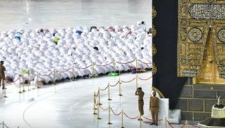 معتمرون يصلون في الحرم المكي- أرشيفية