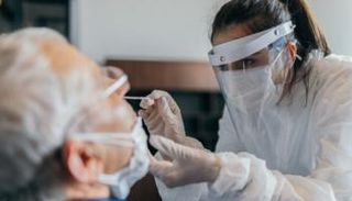 شخص يخضع لاختبار كورونا في بريطانيا