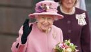 بعد وعكتها الصحية.. الملكة إليزابيث تحضر مراسم تعميد أحفادها