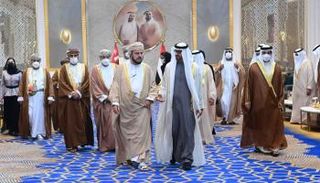 الشيخ محمد بن زايد آل نهيان خلال استقباله ممثل سلطان عمان