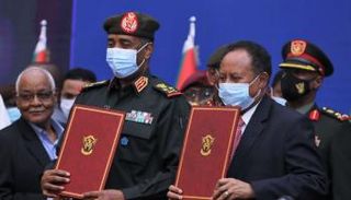 جانب من مراسم توقيع الاتفاق بين البرهان وحمدوك