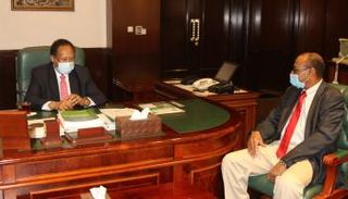 عبد الله حمدوك يستكمل مهام عمله بمقر مجلس الوزراء السوداني