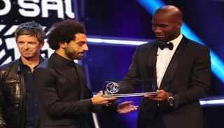 محمد صلاح مع جائزة بوشكاش