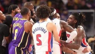 إيساياه ستيوارت خلال محاولة الاشتباك مع ليبرون جيمس