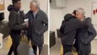 أوفى بوعده.. مورينيو يخطف قلب منقذه بحذاء ثمين