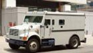 بطريقة هوليودية.. مسلحان يسرقان 173 ألف دولار من سيارة أموال بالمغرب