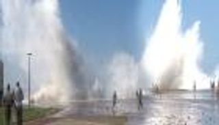 أمواج عاتية تضرب شواطئ المغرب.. وخسائر مادية