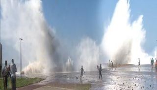 أمواج عاتية تضرب شواطئ المغرب- أرشيفية